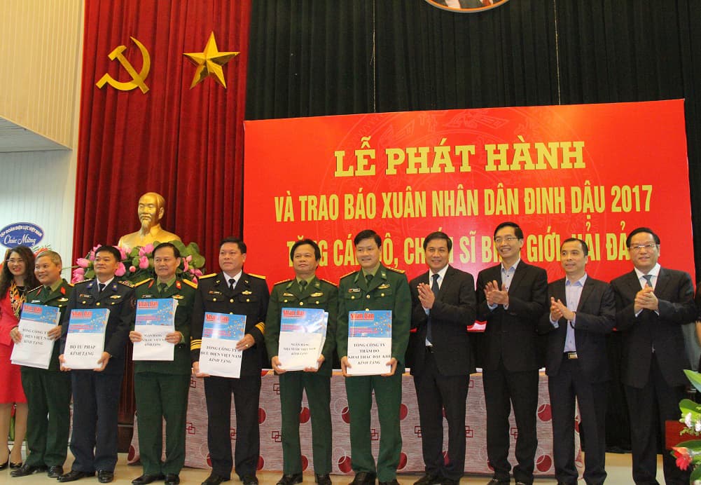 Báo Nhân Dân tặng 35.000  tờ báo Xuân Đinh Dậu cho cán bộ, chiến sĩ đang làm nhiệm vụ nơi biên giới, hải đảo