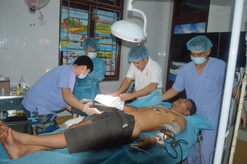 Bệnh xá đảo Song Tử Tây cấp cứu kịp thời ngư dân bị tai nạn 