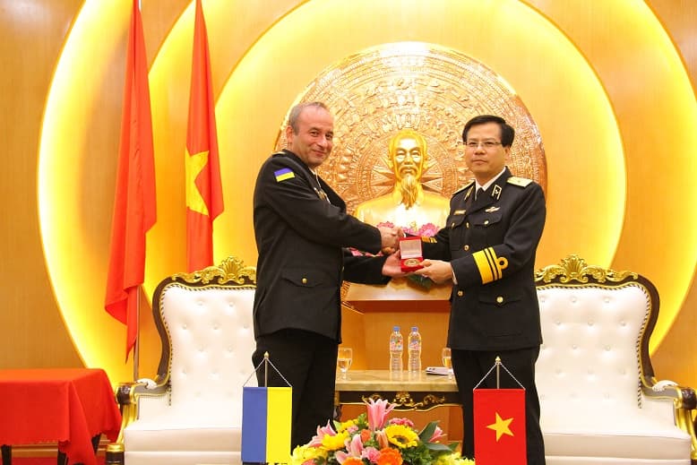 Tùy viên Quốc phòng Ucraina chào xã giao thủ trưởng Bộ Tư lệnh Hải quân