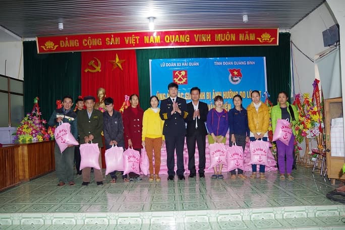 Lữ đoàn Công binh 83 Hải quân: Tặng 150 suất quà tại Quảng Bình