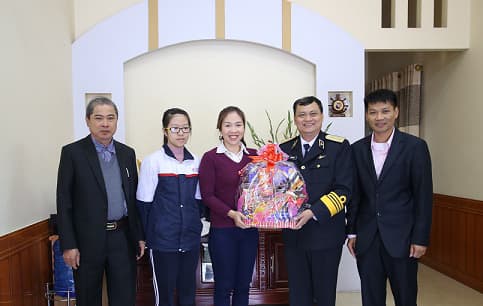 Thủ trưởng Bộ Tư lệnh Hải quân tặng quà các gia đình chính sách trên địa bàn thành phố Hải Phòng