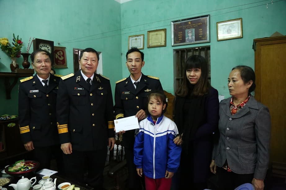 Thủ trưởng Bộ Tư lệnh Hải quân, tặng quà gia đình chính sách nhân dịp Tết Đinh Dậu 2017