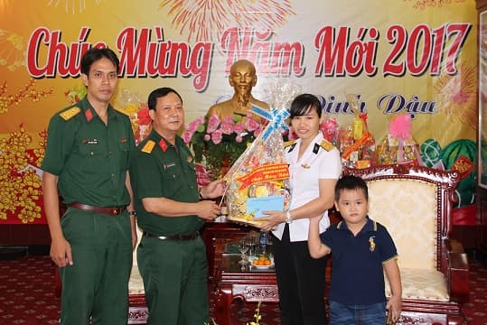 TP. Hồ Chí Minh tặng quà cho các gia đình quân nhân đang công tác tại Trường Sa, Nhà giàn DK1