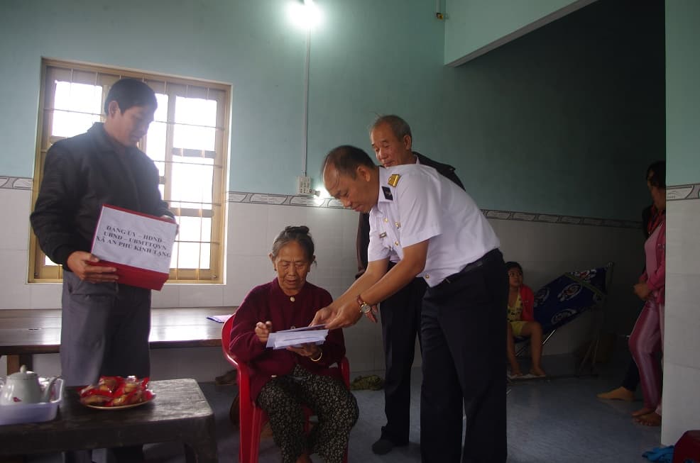 Trung tâm An Điều dưỡng Tàu ngầm Hải quân tham gia các hoạt động &quot;Đền ơn, đáp nghĩa&quot; nhân dịp Tết Đinh Dậu 2017