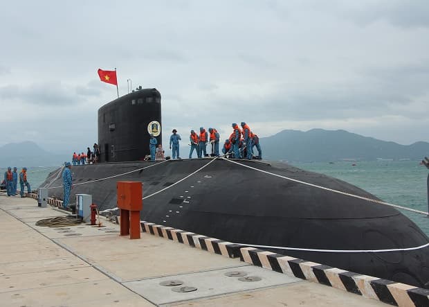 Tàu ngầm 187 Bà Rịa-Vũng Tàu cập cảng Cam Ranh