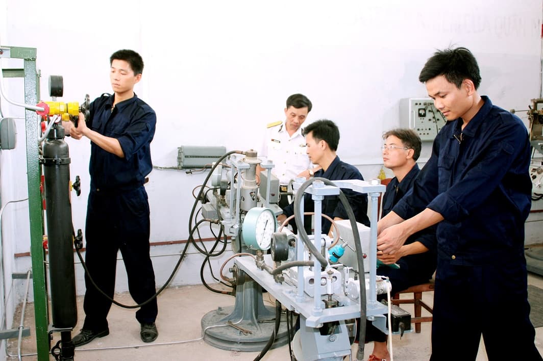 Đồng hành cùng lính thợ giữa mùa xuân