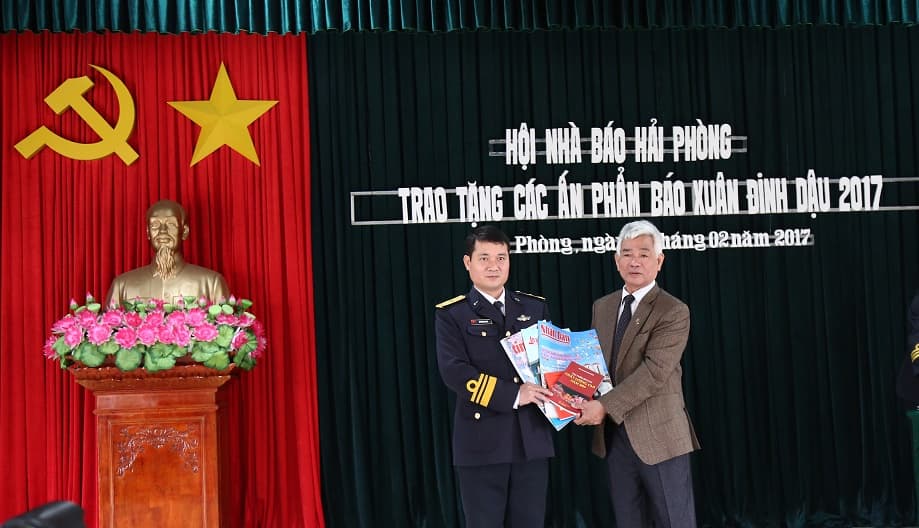 Hội nhà báo Hải Phòng tặng các ấn phẩm báo Xuân Đinh Dậu cho cán bộ, chiến sĩ Hải đội 4