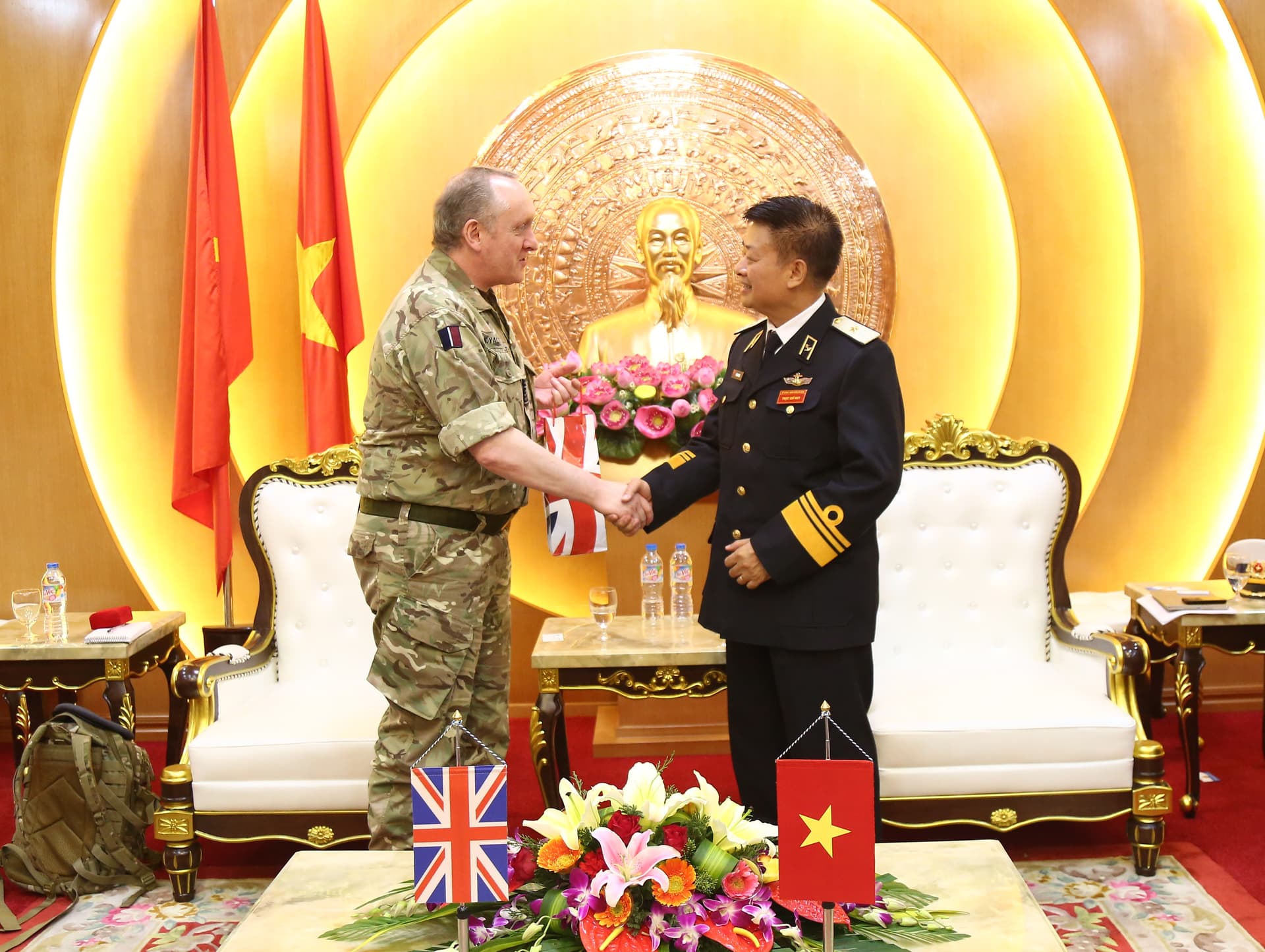 Thủ trưởng Bộ Tư lệnh tiếp Tùy viên Quốc phòng Liên hiệp Vương quốc Anh và Bắc Ai-len