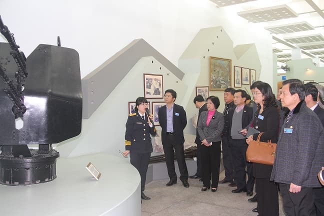 Đoàn cán bộ, học viên Học viện Quốc phòng thăm Quân chủng Hải quân