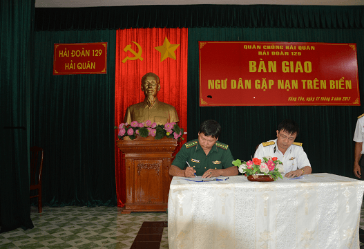 Tàu 732, Hải đoàn 129 đưa 6 ngư dân bị nạn vào bờ an toàn