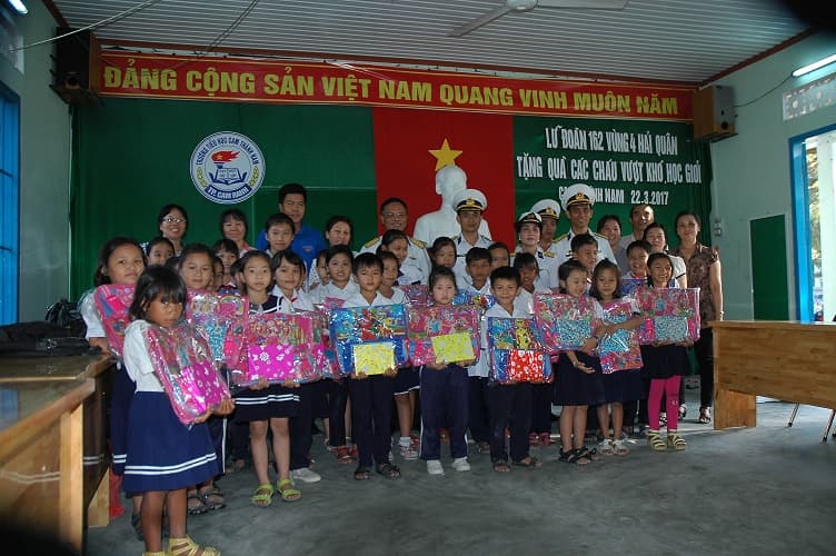 Tặng quà cho trẻ em nghèo vượt khó