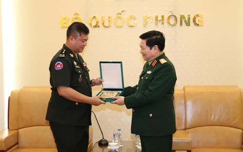 Bộ trưởng Ngô Xuân Lịch tiếp Đoàn công tác Quân đội Hoàng gia Cam-pu-chia