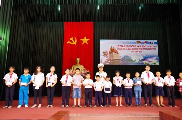 Trao học bổng Vừ A Dính cho con cán bộ, QNCN, CNVQP Vùng 3 Hải quân