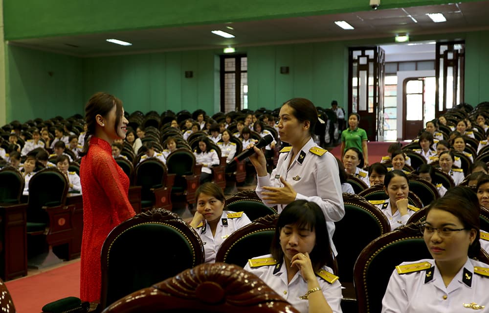 Truyền thông chăm sóc sức khỏe sinh sản cho nữ quân nhân