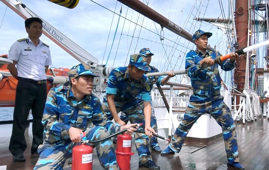  Giảng đường giữa biển Đông