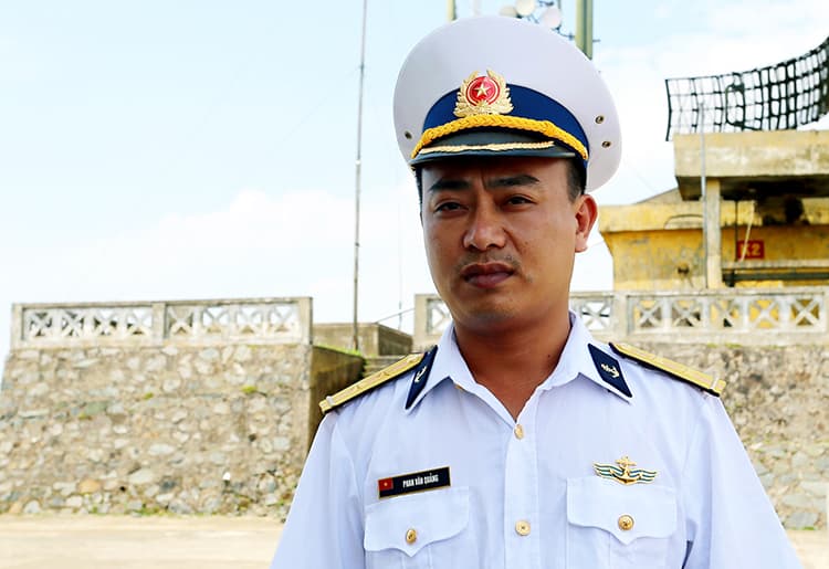 Nhân viên ra đa làm theo lời Bác