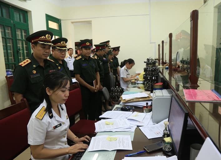 Đoàn cán bộ Văn phòng Bộ Quốc phòng Lào thăm Bộ Tư lệnh Hải quân