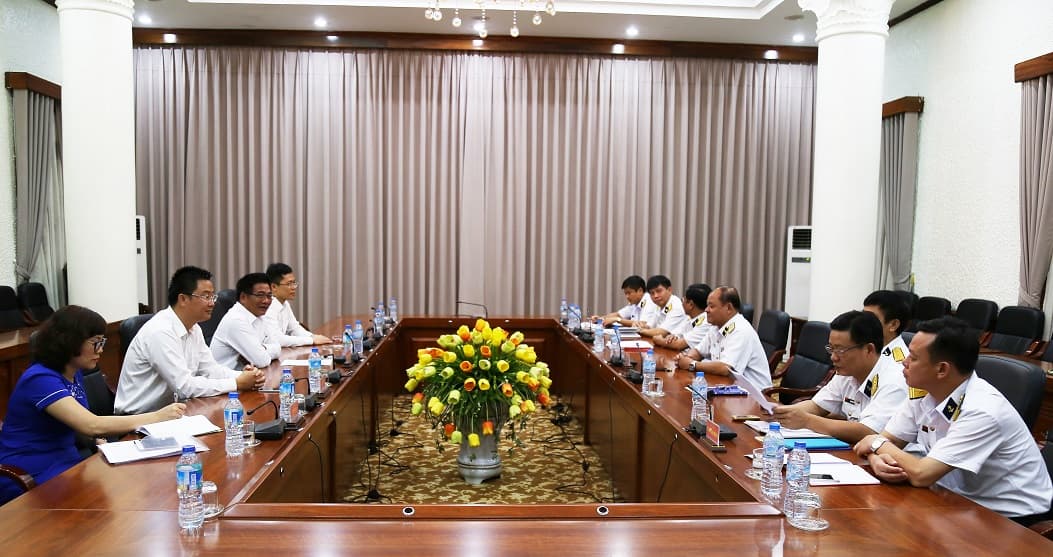 Đoàn cán bộ Văn phòng Chính phủ và Tập đoàn Vingroup làm việc tại Quân chủng Hải quân