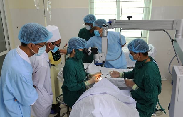 Viện Y học Hải quân: Mổ mắt bằng kỹ thuật phaco cho 16 bệnh nhân