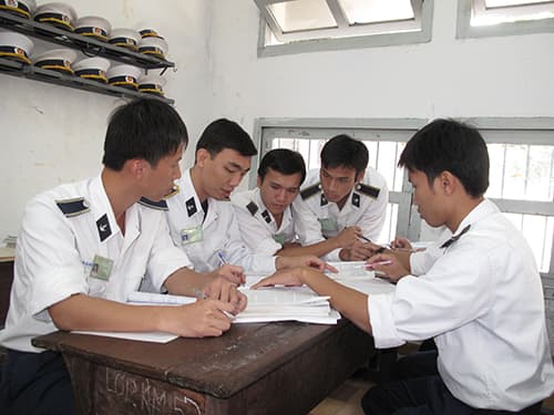 Lính trẻ náo nức mùa thi