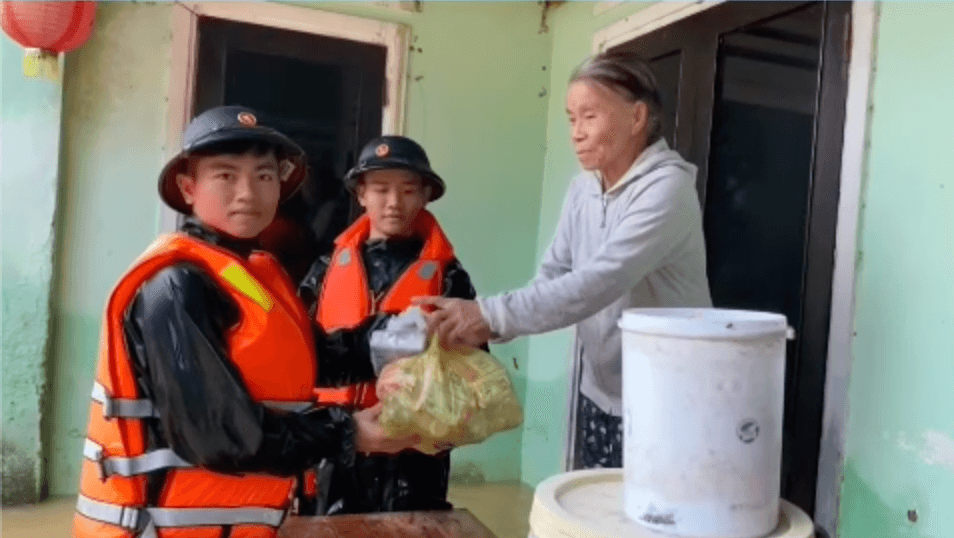 Vùng 3 Hải quân giúp nhân dân miền Trung khắc phục hậu quả mưa, lũ