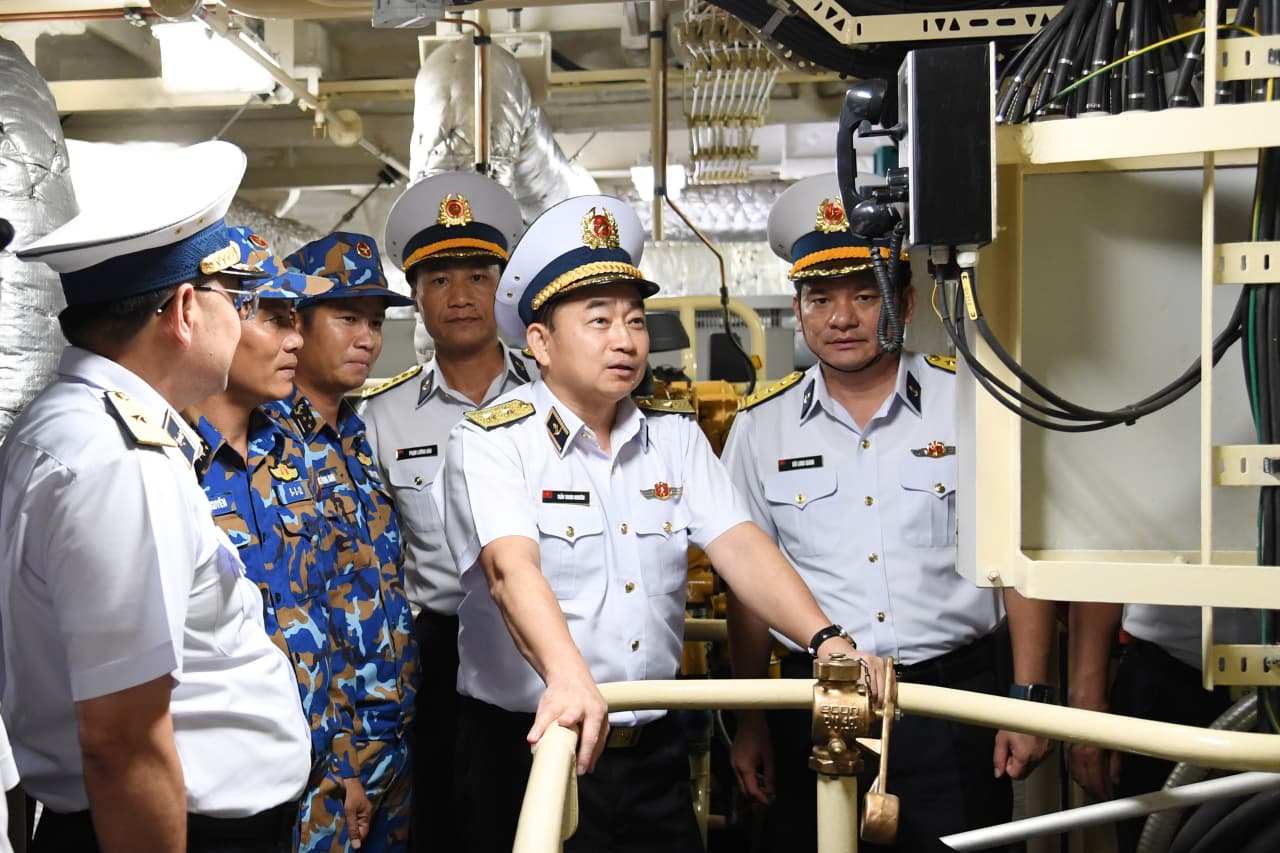 Video: Tư lệnh Hải quân kiểm tra Vùng 5