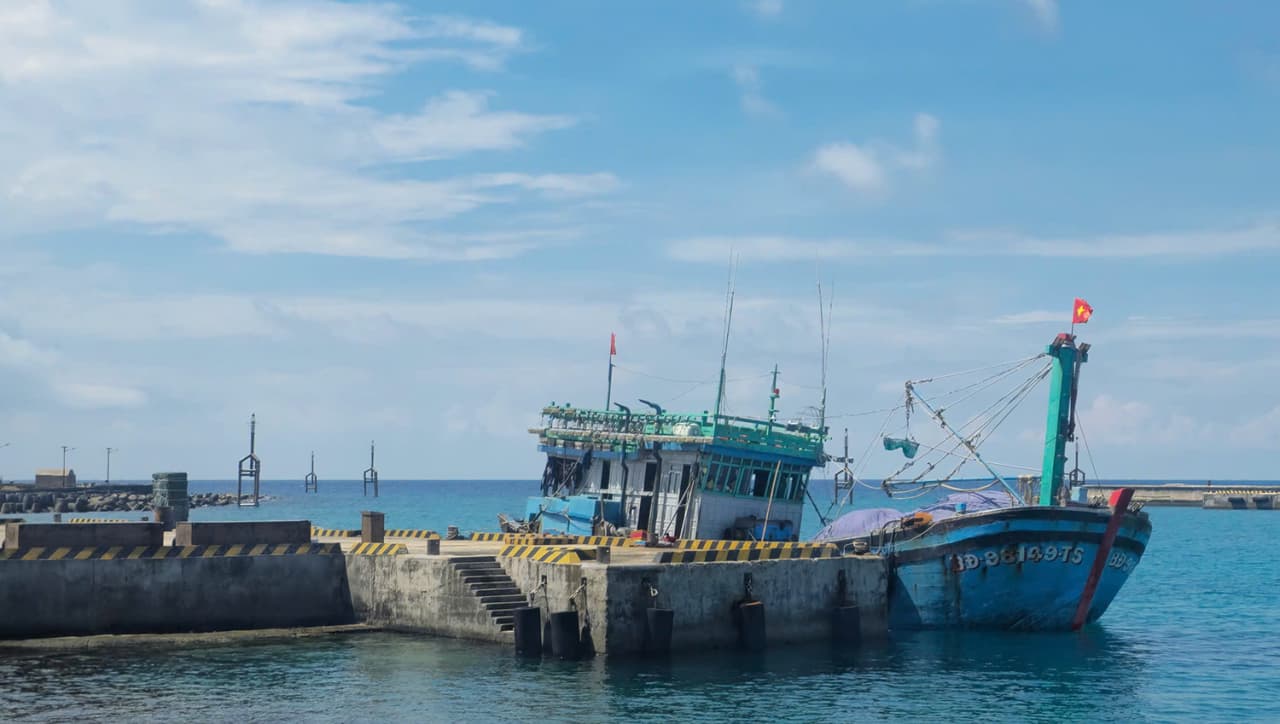 Trung tâm Dịch vụ Hậu cần - Kỹ thuật đảo Trường Sa sửa chữa tàu cá cho ngư dân Gia Lai
