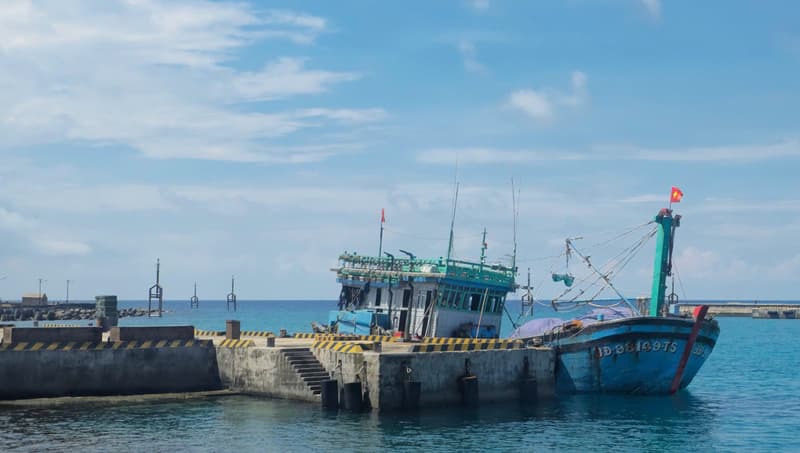 Trung tâm Dịch vụ Hậu cần - Kỹ thuật đảo Trường Sa sửa chữa tàu cá cho ngư dân Gia Lai