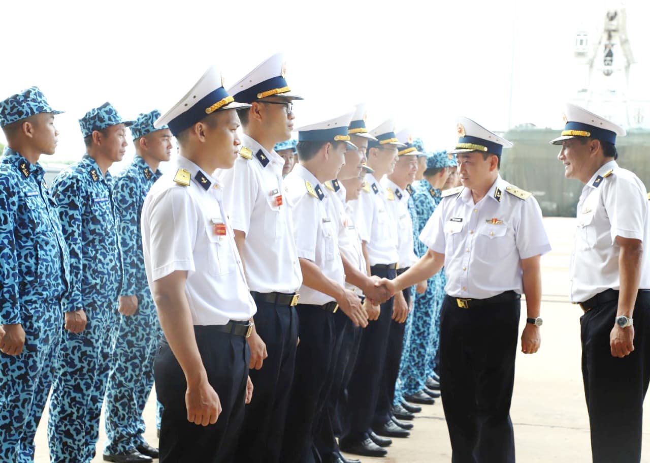 Phó Đô đốc Trần Thanh Nghiêm kiểm tra Nhà máy X52