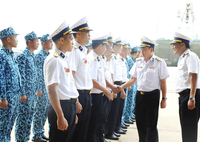Phó Đô đốc Trần Thanh Nghiêm kiểm tra Nhà máy X52