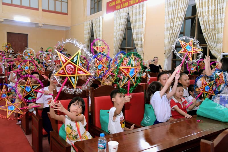 Ấm áp đêm Trung thu “Bố ở đảo xa – Con ở nhà có bạn”