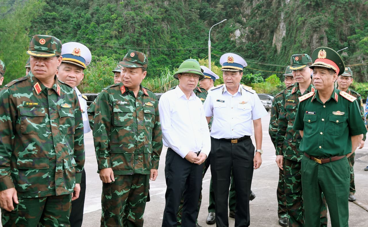 Thượng tướng Nguyễn Văn Nghĩa kiểm tra công tác phòng, chống bão số 11 tại Lữ đoàn 170