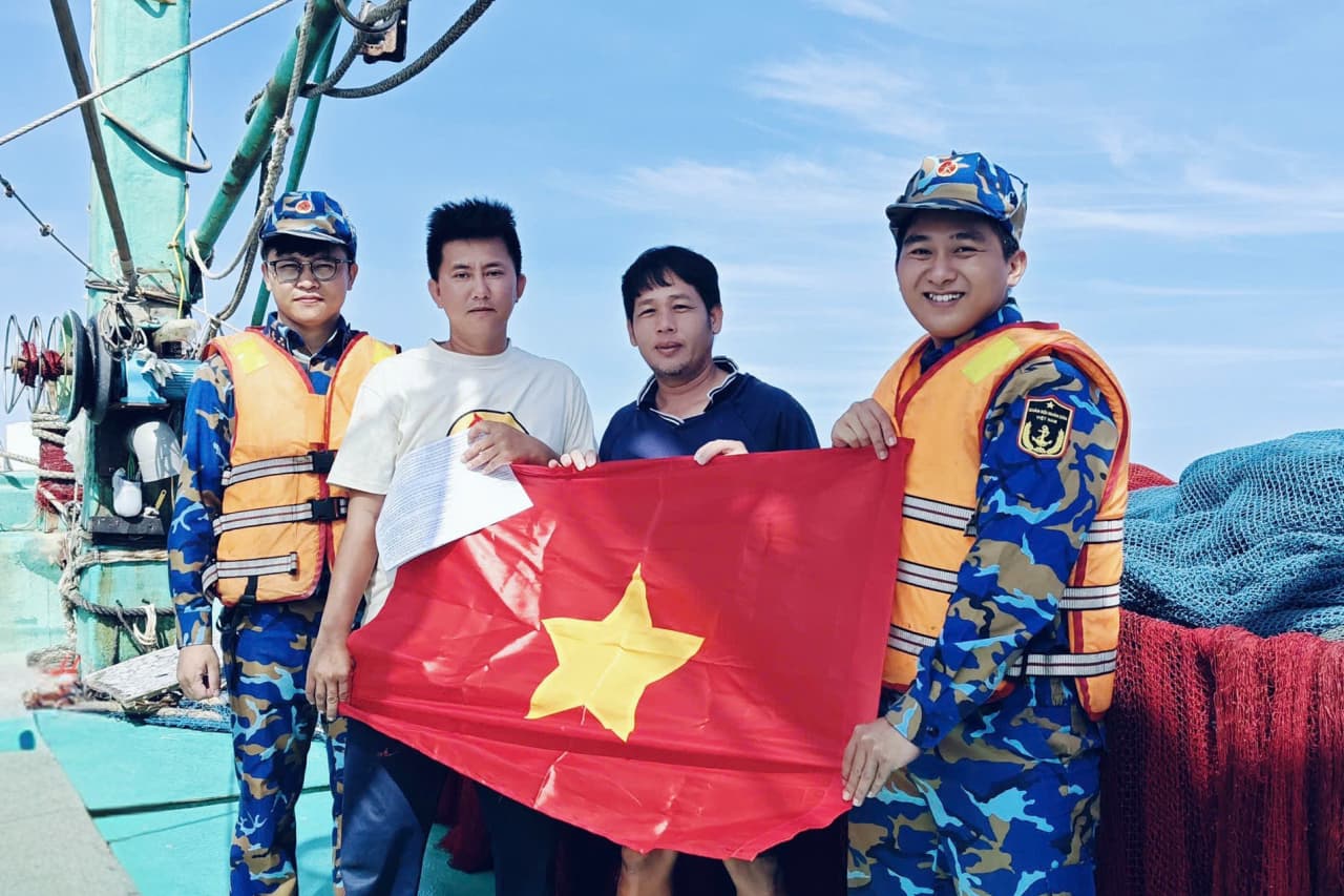 Vùng 5 Hải quân chung tay gỡ thẻ vàng