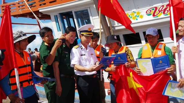 Vùng 2 Hải quân nhận đỡ đầu con ngư dân