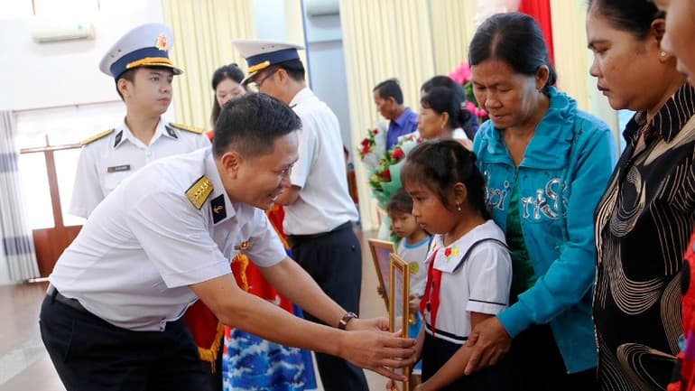 Vùng 2 Hải quân nhận đỡ đầu con ngư dân