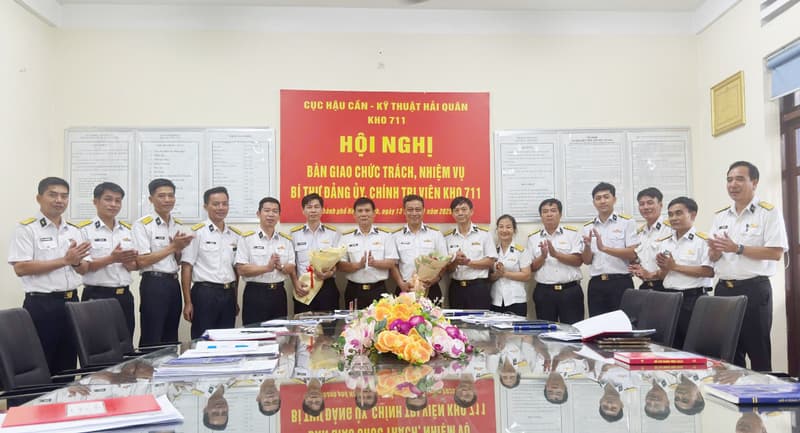 Bàn giao chức trách, nhiệm vụ Bí thư Đảng ủy, Chính trị viên Kho 711