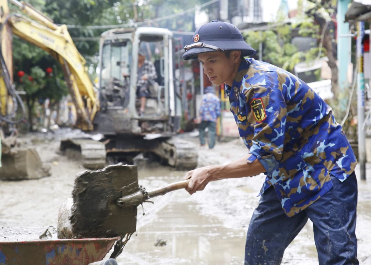 Lữ đoàn 83 cùng nhân dân Hội An khắc phục hậu quả mưa lũ