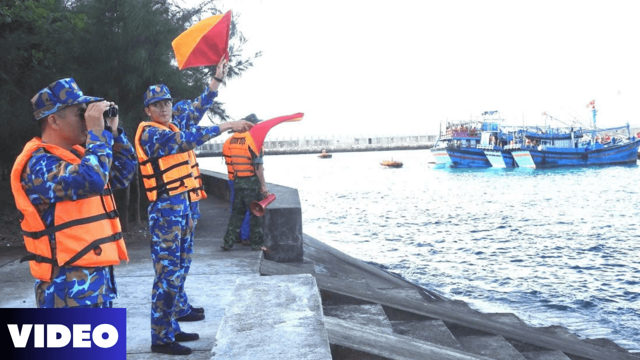 ĐẶC KHU TRƯỜNG SA CHỦ ĐỘNG TRIỂN KHAI PHƯƠNG ÁN ỨNG PHÓ VỚI BÃO SỐ 13 (KALMAEGI)