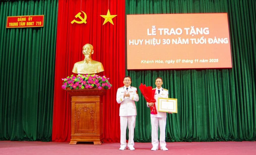 Trung tâm 719 trao tặng Huy hiệu 30 năm tuổi Đảng