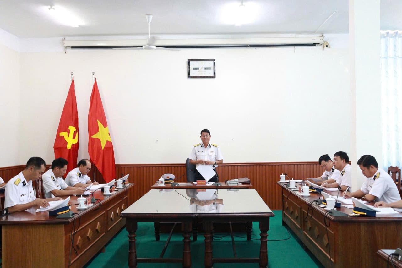 Kiểm tra công tác huấn luyện hạ sĩ quan chỉ huy khóa 49 tại Lữ đoàn 101