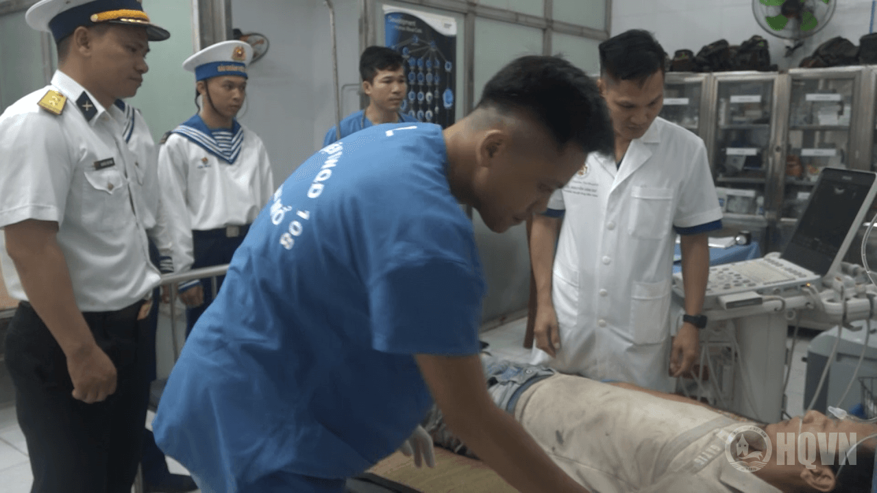 Bệnh xá đảo Song Tử Tây cấp cứu ngư dân bị bệnh trên biển