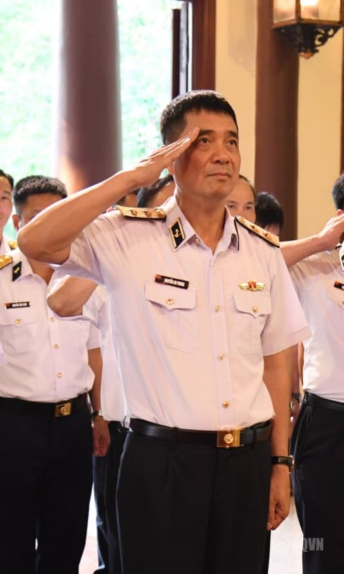 Phó Đô đốc Nguyễn An Phong dâng hương tưởng niệm Chủ tịch Tôn Đức Thắng