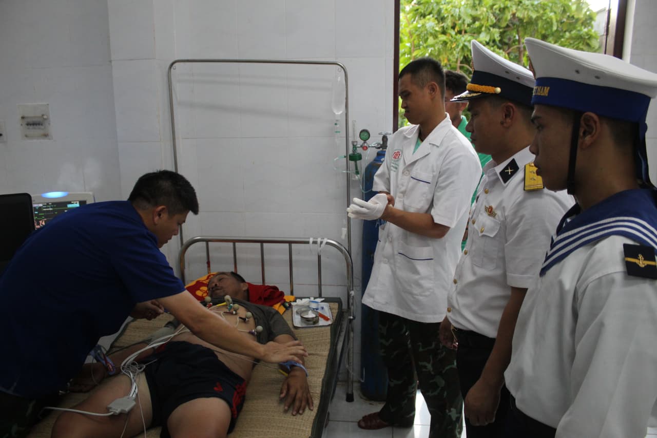 Bệnh xá đảo Song Tử Tây cấp cứu kịp thời 2 ngư dân bị giảm áp do lặn sâu