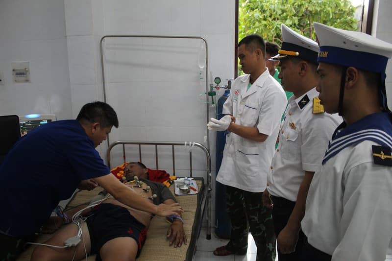 Bệnh xá đảo Song Tử Tây cấp cứu kịp thời 2 ngư dân bị giảm áp do lặn sâu