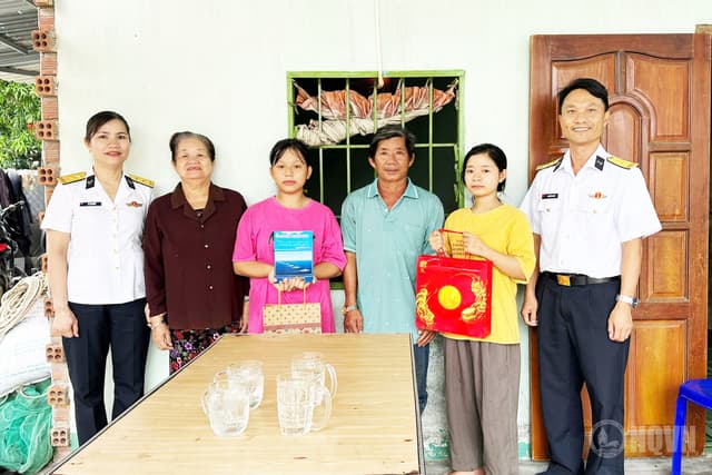 Lữ đoàn 162 tặng quà Tết trung thu con ngư dân