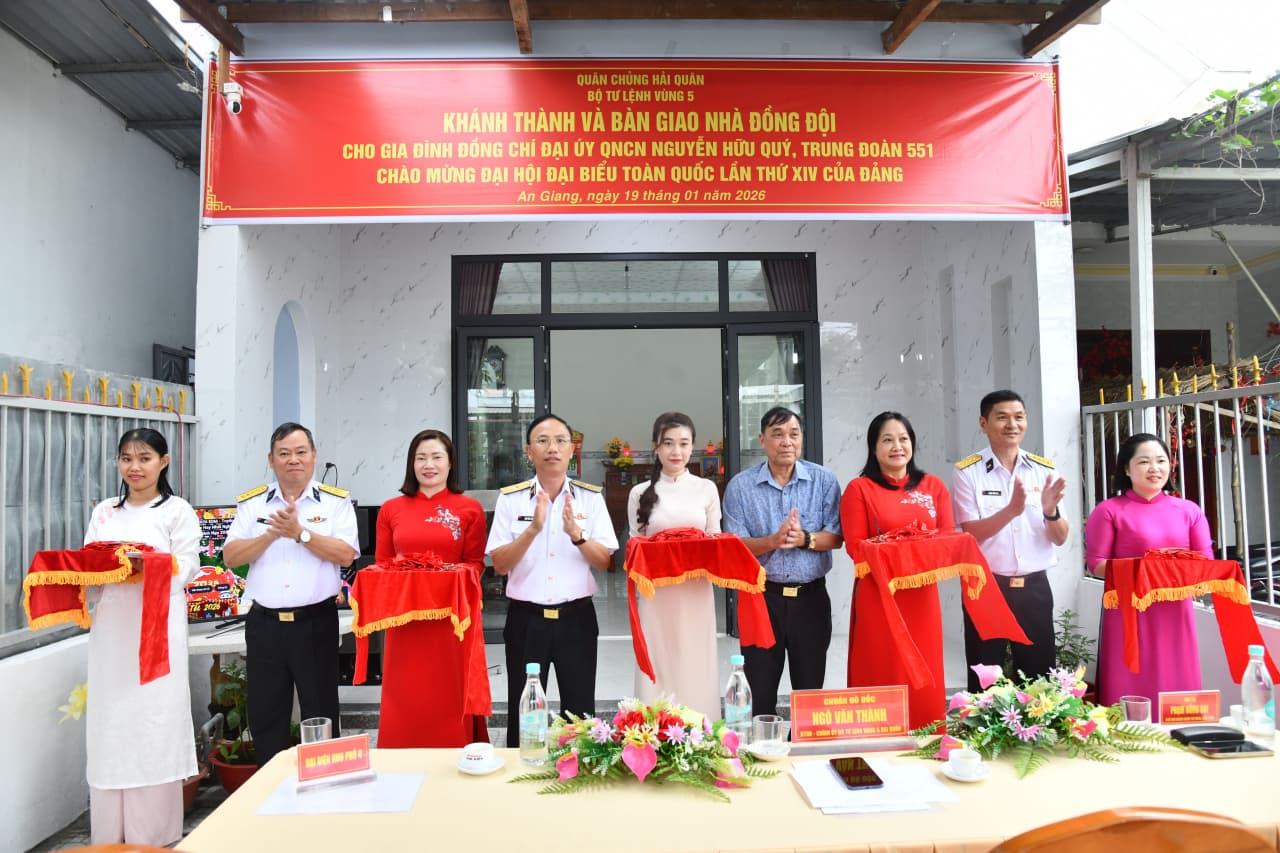 Bộ Tư lệnh Vùng 5 Hải quân bàn giao nhà đồng đội