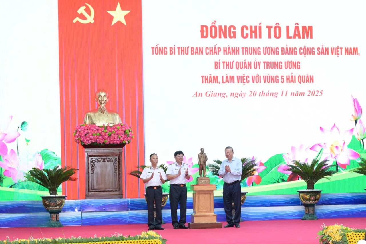 Tổng Bí thư Tô Lâm thăm và làm việc tại Vùng 5 Hải quân