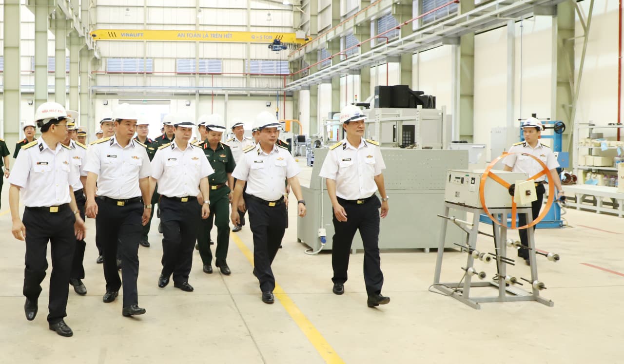Chuẩn Đô đốc Nguyễn Văn Bách thăm, kiểm tra Nhà máy X52