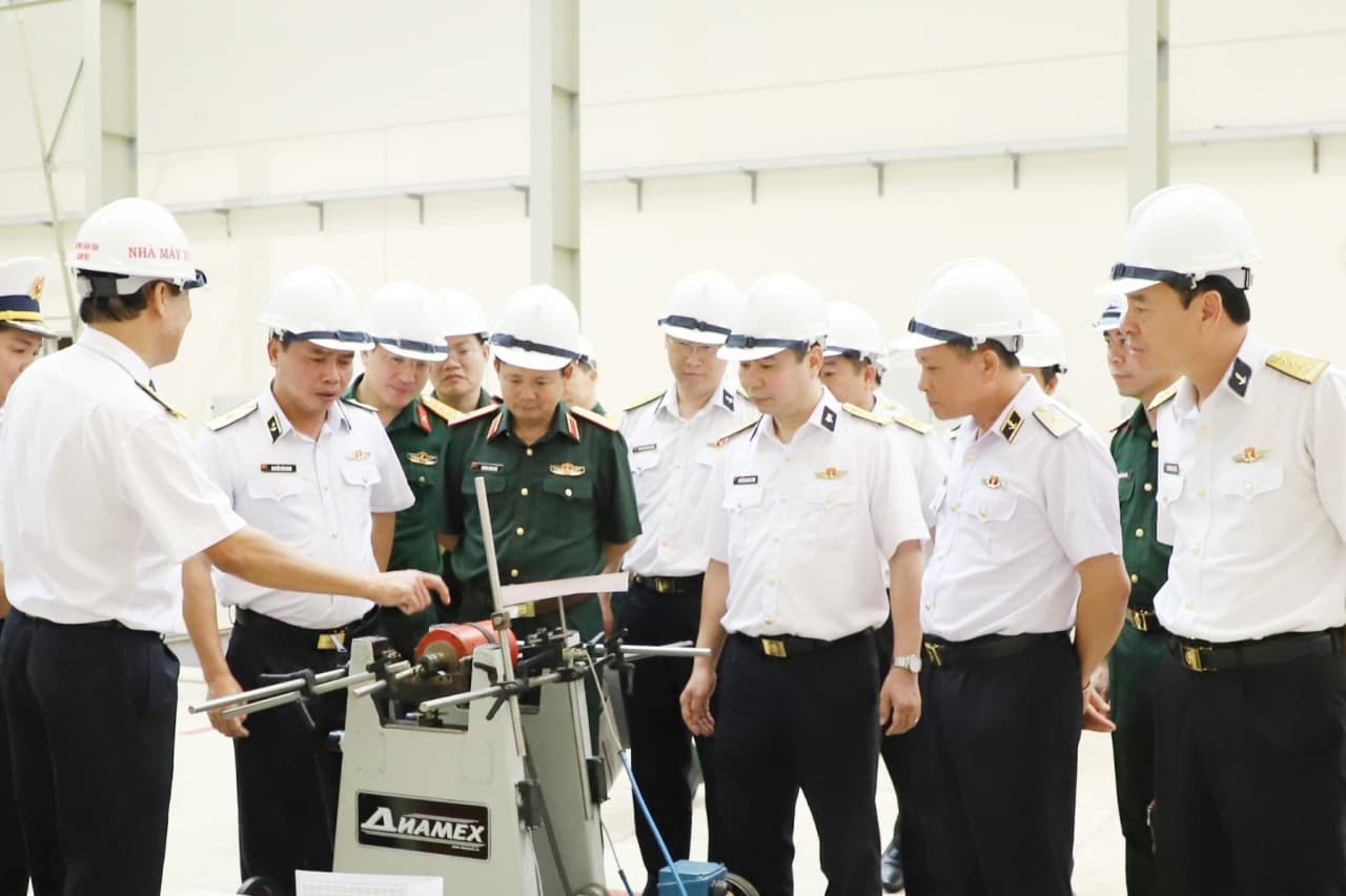 Chuẩn Đô đốc Nguyễn Văn Bách thăm, kiểm tra Nhà máy X52