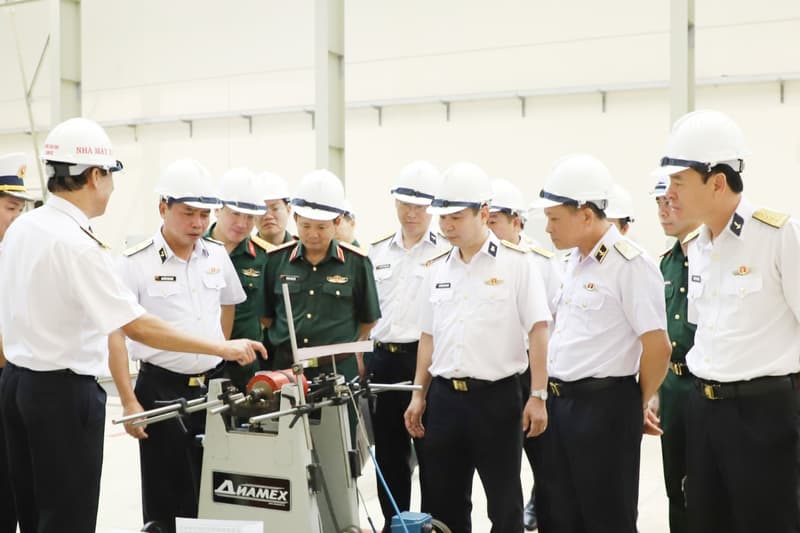 Chuẩn Đô đốc Nguyễn Văn Bách thăm, kiểm tra Nhà máy X52